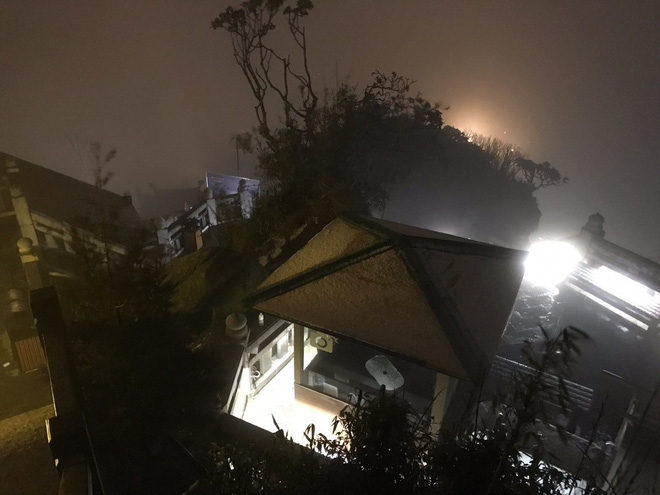 Đỉnh Fansipan phủ kín băng trắng sau cơn mưa kéo dài 30 phút