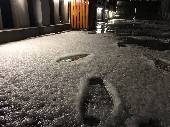 Đỉnh Fansipan phủ kín băng trắng sau cơn mưa kéo dài 30 phút