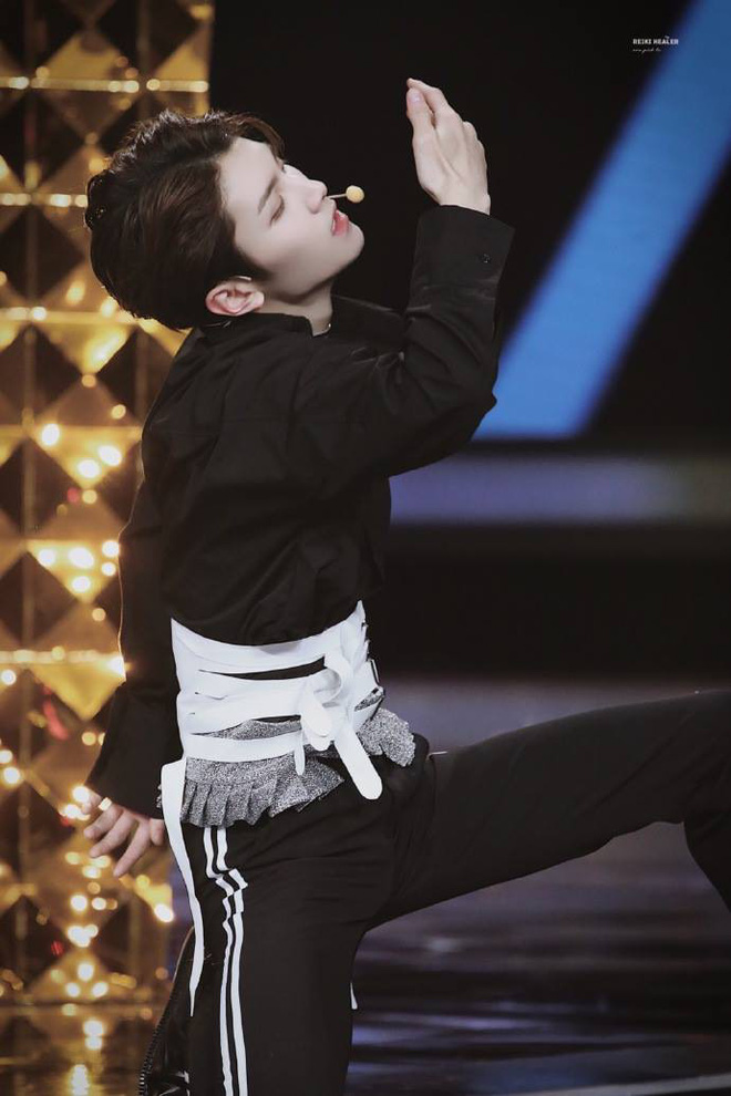 Nam sinh điển trai, cao 1m82 gây náo loạn cổng trường thi vào lò đào tạo ngôi sao hàng đầu Châu Á hôm nay là ai?