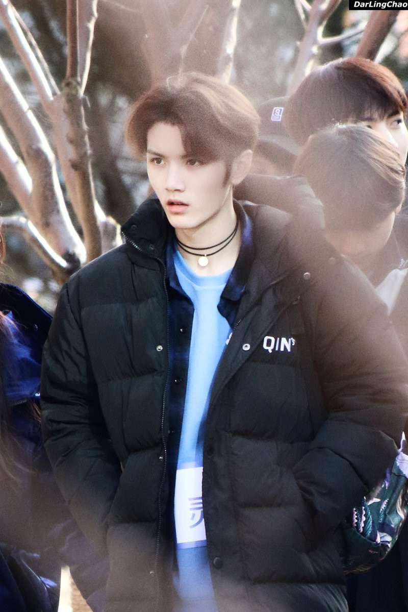 Nam sinh điển trai, cao 1m82 gây náo loạn cổng trường thi vào lò đào tạo ngôi sao hàng đầu Châu Á hôm nay là ai?