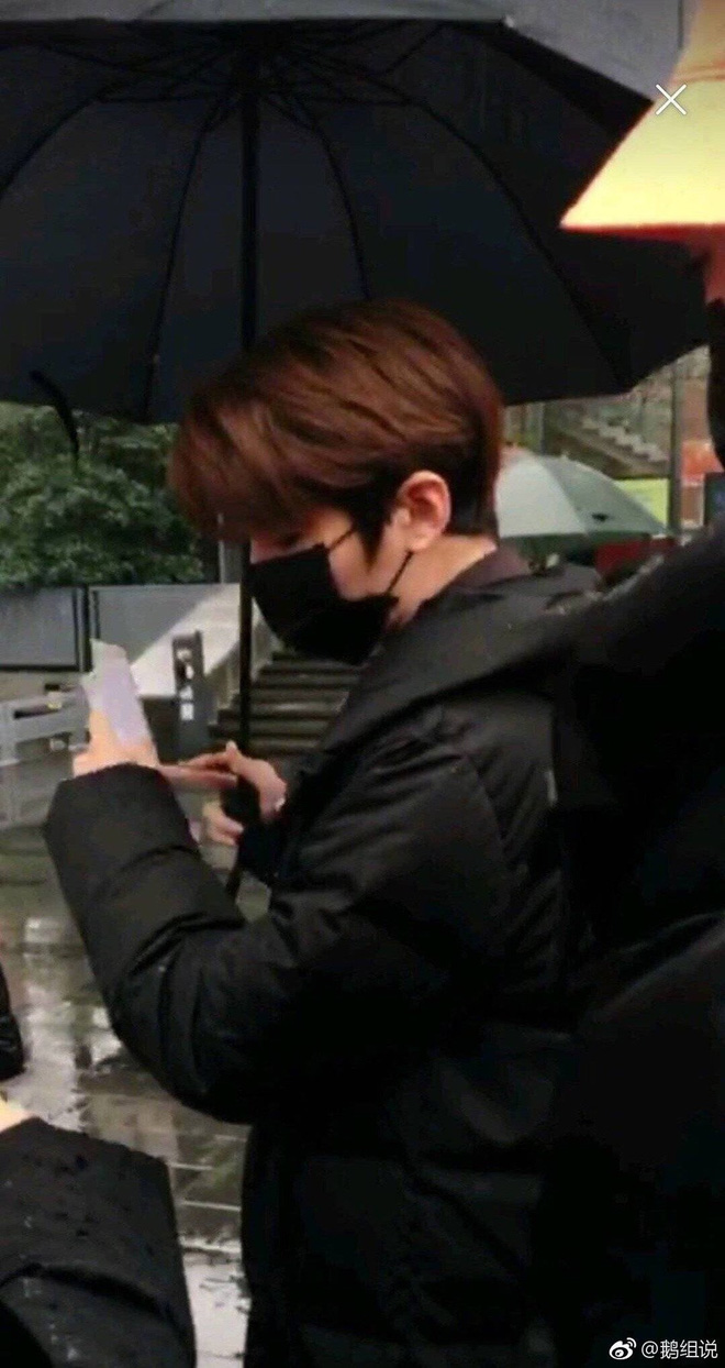 Nam sinh điển trai, cao 1m82 gây náo loạn cổng trường thi vào lò đào tạo ngôi sao hàng đầu Châu Á hôm nay là ai?