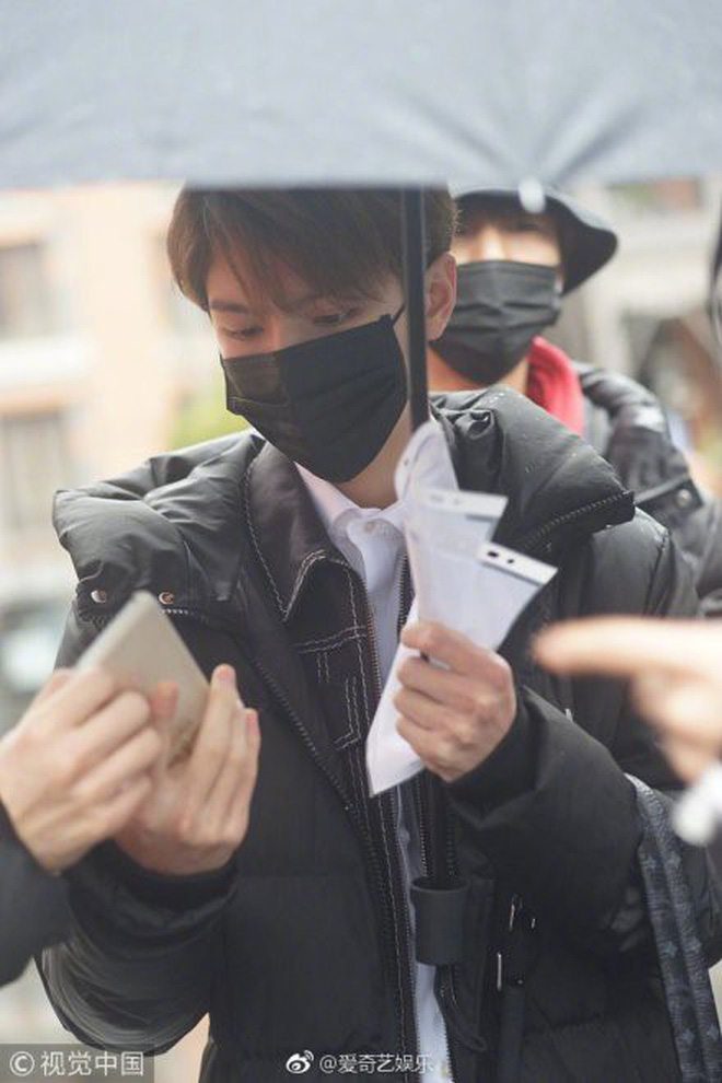 Nam sinh điển trai, cao 1m82 gây náo loạn cổng trường thi vào lò đào tạo ngôi sao hàng đầu Châu Á hôm nay là ai?