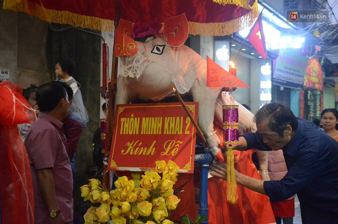 Hà Nội: Dùng kim khâu vào da của 17 ông lợn để thực hiện lễ rước và tế lợn trong đêm ở làng La Phù