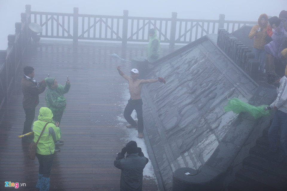 Video - Ảnh: Cởi trần nghịch tuyết, thách thức giá lạnh trên đỉnh Fansipan