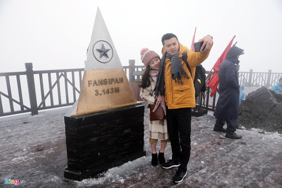 Video - Ảnh: Cởi trần nghịch tuyết, thách thức giá lạnh trên đỉnh Fansipan