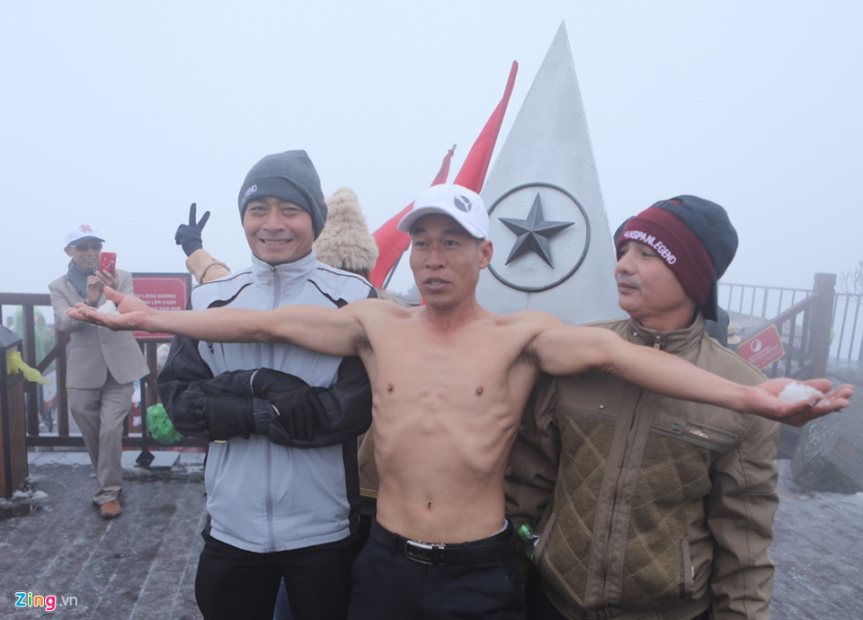 Video - Ảnh: Cởi trần nghịch tuyết, thách thức giá lạnh trên đỉnh Fansipan