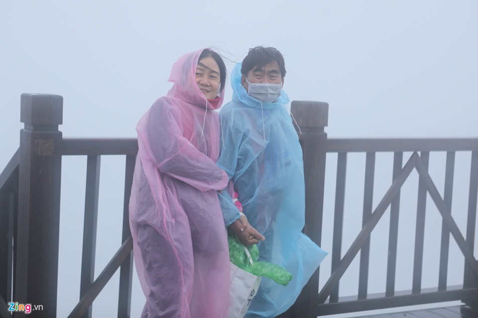 Video - Ảnh: Cởi trần nghịch tuyết, thách thức giá lạnh trên đỉnh Fansipan