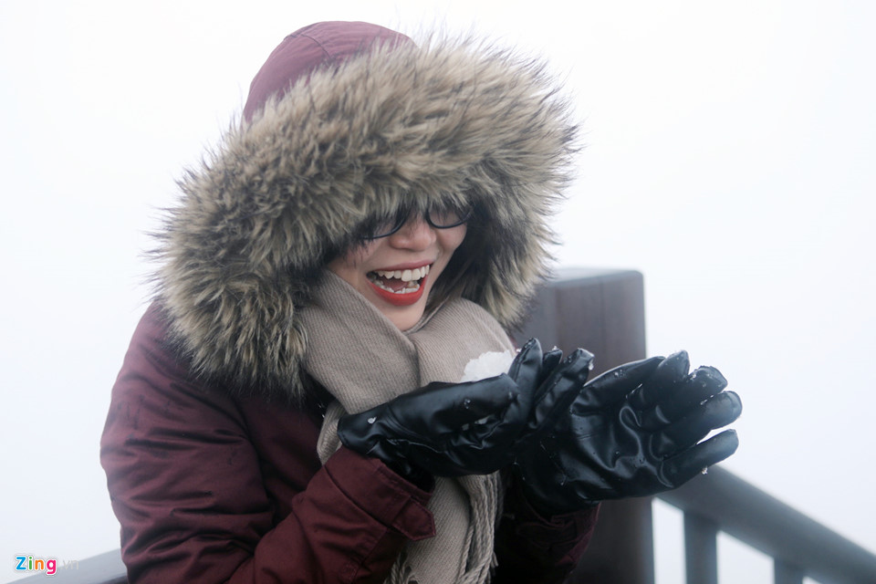 Video - Ảnh: Cởi trần nghịch tuyết, thách thức giá lạnh trên đỉnh Fansipan