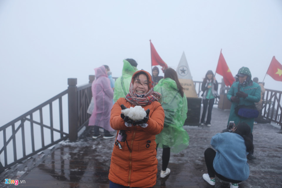 Video - Ảnh: Cởi trần nghịch tuyết, thách thức giá lạnh trên đỉnh Fansipan