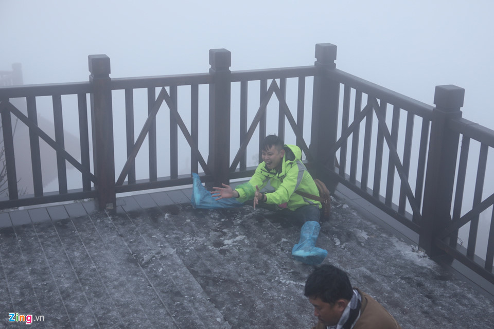 Video - Ảnh: Cởi trần nghịch tuyết, thách thức giá lạnh trên đỉnh Fansipan