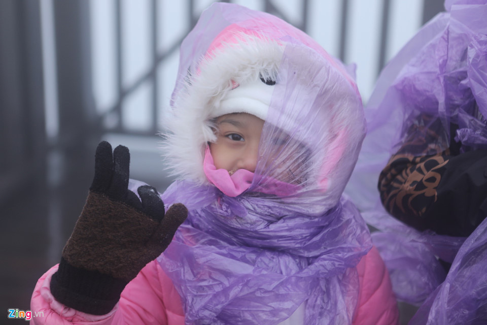 Video - Ảnh: Cởi trần nghịch tuyết, thách thức giá lạnh trên đỉnh Fansipan