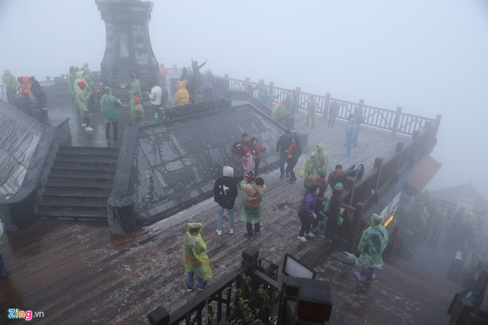 Video - Ảnh: Cởi trần nghịch tuyết, thách thức giá lạnh trên đỉnh Fansipan