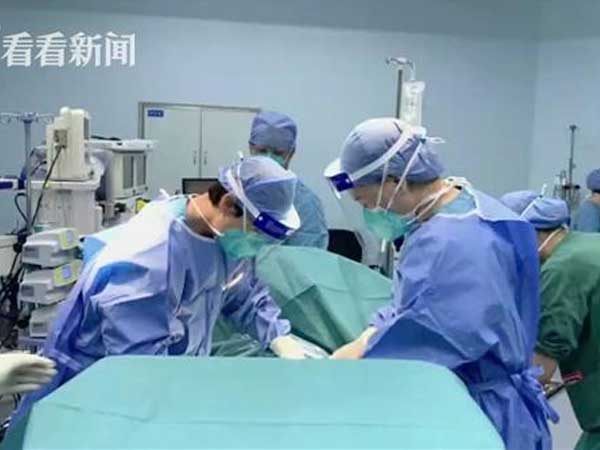 Mẹ bầu song thai nhập viện vì mắc cúm, bác sĩ tức tốc làm ngay việc này để cứu mạng