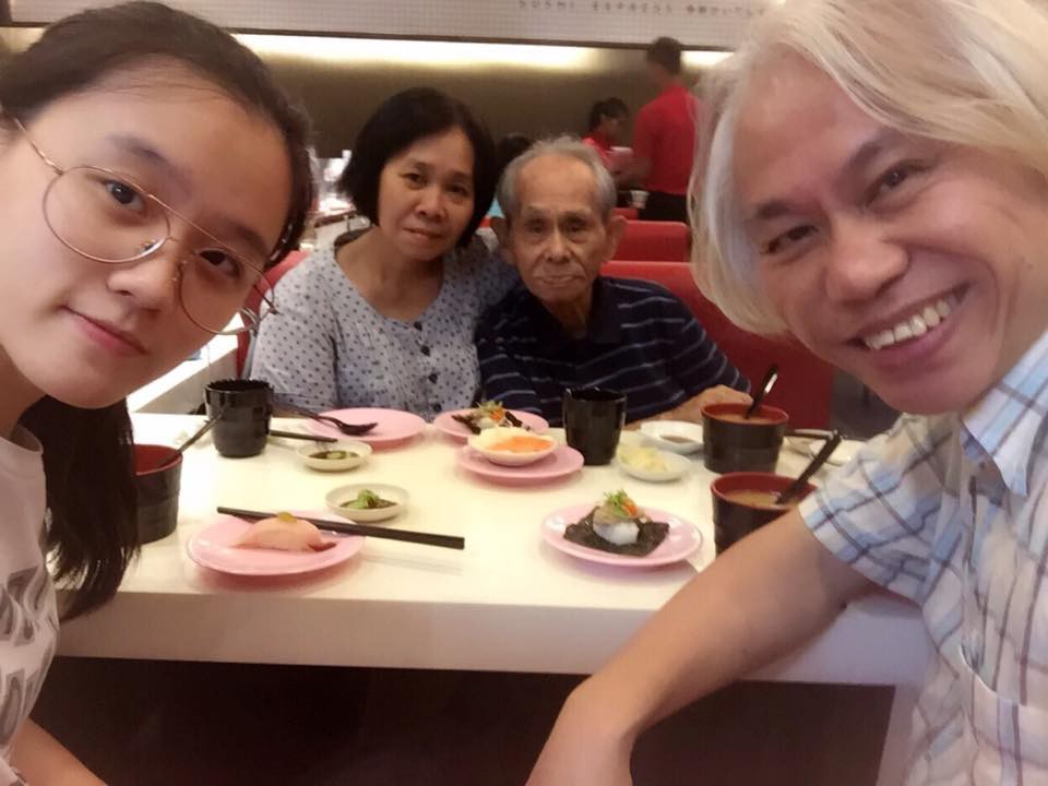 Cứ tưởng đã chia tay, cặp đôi ông cháu ồn ào một thời lại tung ảnh kỉ niệm 6 năm yêu nhau hạnh phúc