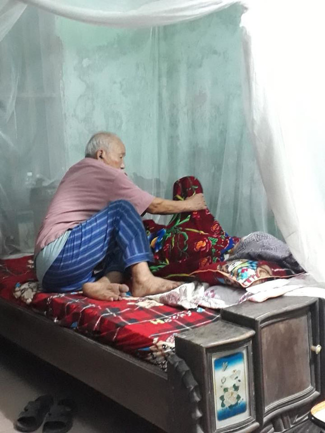 Khi bội thực với những vụ ngoại tình, hình ảnh cụ ông ngồi khóc bên vợ đang hấp hối sẽ giúp bạn thêm tin vào tình yêu