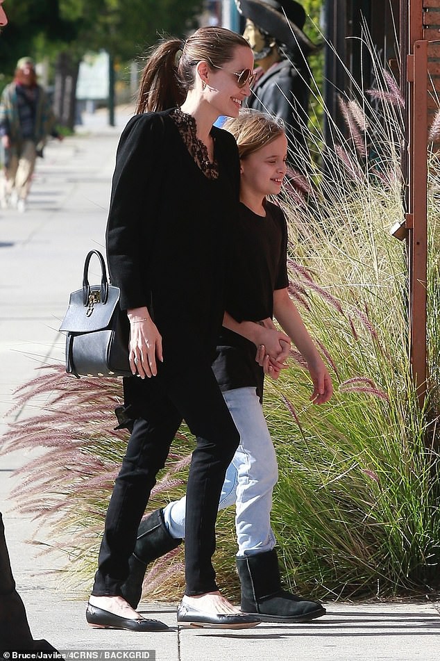 Bị đồn suy sụp vì Brad Pitt hẹn hò đối thủ, Angelina lại xuất hiện bên con với biểu cảm một trời một vực