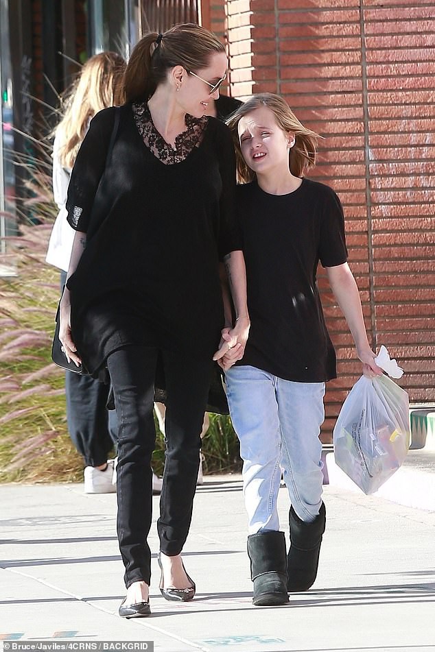 Bị đồn suy sụp vì Brad Pitt hẹn hò đối thủ, Angelina lại xuất hiện bên con với biểu cảm một trời một vực