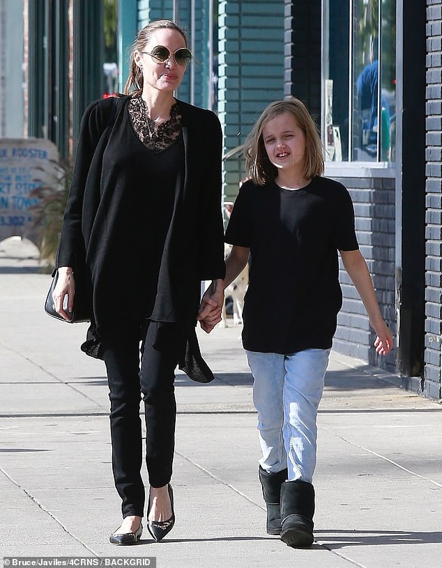 Bị đồn suy sụp vì Brad Pitt hẹn hò đối thủ, Angelina lại xuất hiện bên con với biểu cảm một trời một vực