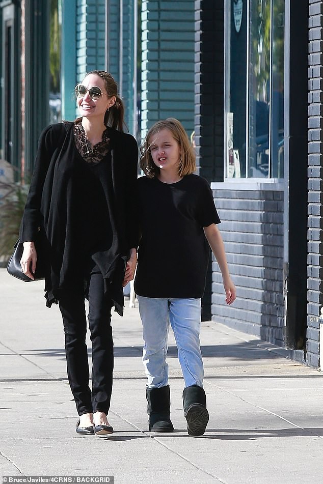 Bị đồn suy sụp vì Brad Pitt hẹn hò đối thủ, Angelina lại xuất hiện bên con với biểu cảm một trời một vực