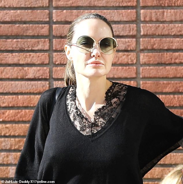 Bị đồn suy sụp vì Brad Pitt hẹn hò đối thủ, Angelina lại xuất hiện bên con với biểu cảm một trời một vực