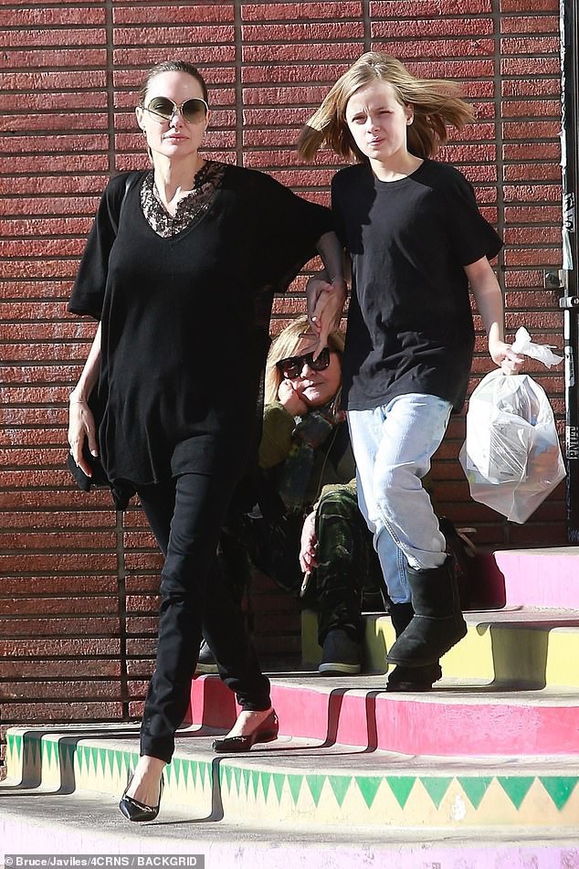 Bị đồn suy sụp vì Brad Pitt hẹn hò đối thủ, Angelina lại xuất hiện bên con với biểu cảm một trời một vực