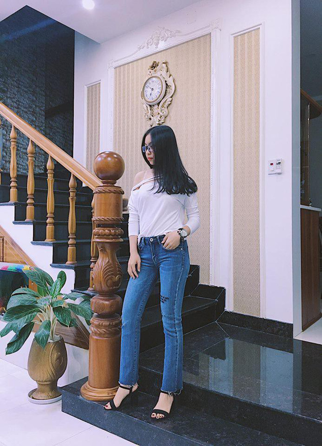 Tội cho Nhật Lê, mặc hơi sexy 1 tý đã bị netizen nhắc nhở: Anh Quang Hải nổi lên là chị bắt đầu thiếu vải