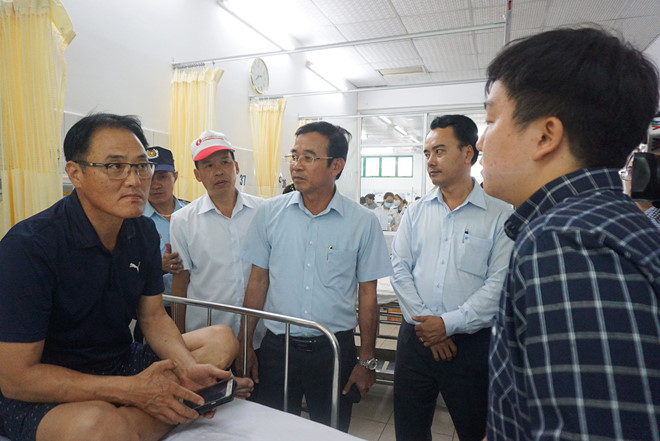 Du khách Hàn Quốc kể phút thoát chết khi ôtô khách húc xe container