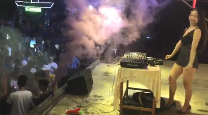 Quảng Nam: Tranh cãi chuyện trường học như vũ trường