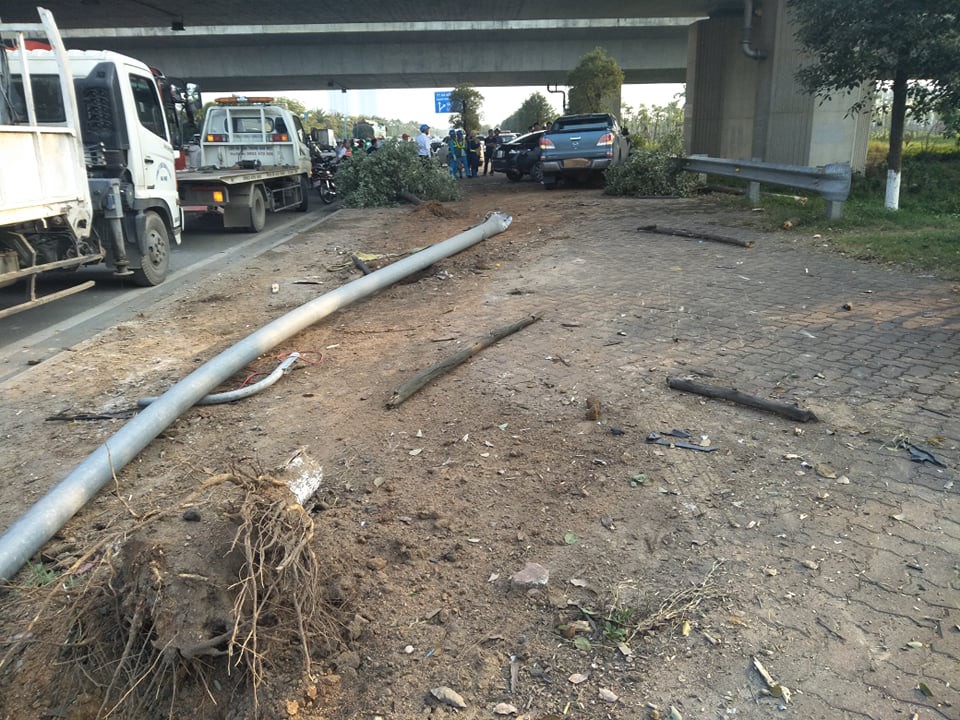 Hà Nội: Xe điên san phẳng hàng chục mét vỉa hè đường Võ Nguyên Giáp