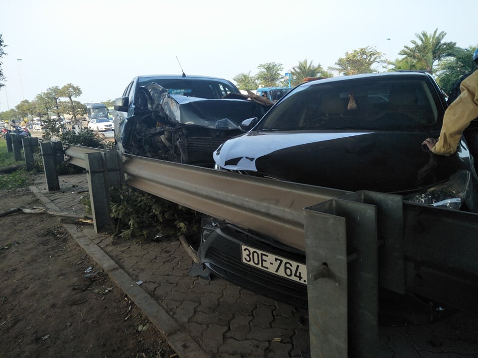 Hà Nội: Xe điên san phẳng hàng chục mét vỉa hè đường Võ Nguyên Giáp