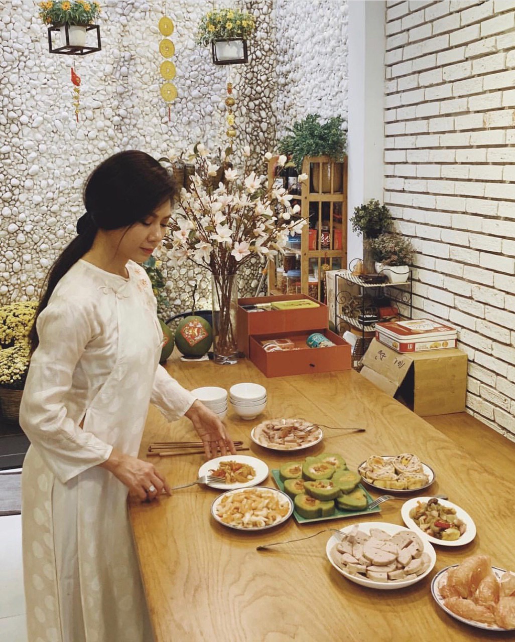 Cận cảnh nhan sắc trẻ trung, gợi cảm của chị gái Đại Nhân: U50 nhưng đi cùng lại tưởng bồ nhí