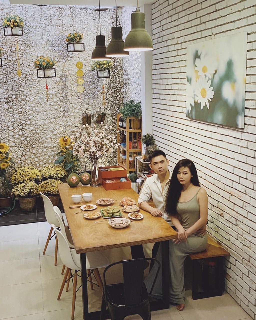 Cận cảnh nhan sắc trẻ trung, gợi cảm của chị gái Đại Nhân: U50 nhưng đi cùng lại tưởng bồ nhí