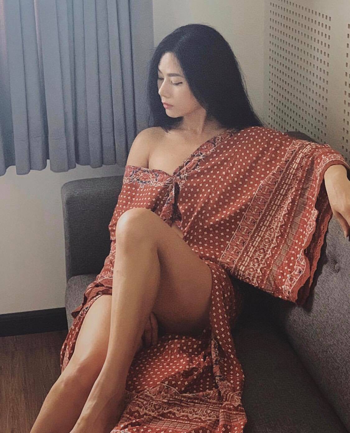 Cận cảnh nhan sắc trẻ trung, gợi cảm của chị gái Đại Nhân: U50 nhưng đi cùng lại tưởng bồ nhí