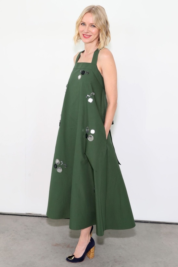 Người mẫu kiếm tiền nhiều nhất thế giới mặc đẹp với mốt giấu quần