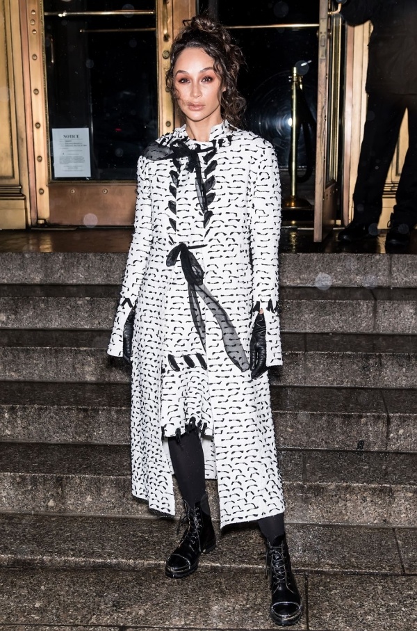 Người mẫu kiếm tiền nhiều nhất thế giới mặc đẹp với mốt giấu quần