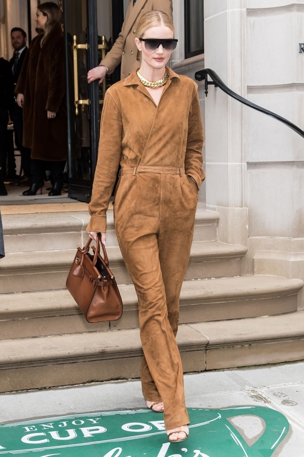 Người mẫu kiếm tiền nhiều nhất thế giới mặc đẹp với mốt giấu quần