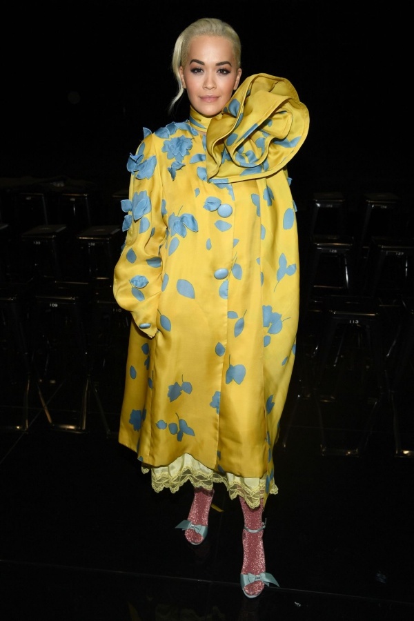 Người mẫu kiếm tiền nhiều nhất thế giới mặc đẹp với mốt giấu quần