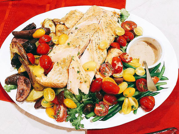 Sau khi sang Mỹ đính hôn, Phạm Hương rất chăm khoe điều này và dân mạng lại phát hiện điểm khác biệt bất ngờ