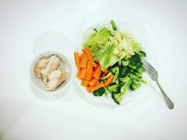 Sau khi sang Mỹ đính hôn, Phạm Hương rất chăm khoe điều này và dân mạng lại phát hiện điểm khác biệt bất ngờ