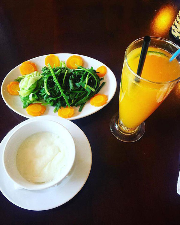 Sau khi sang Mỹ đính hôn, Phạm Hương rất chăm khoe điều này và dân mạng lại phát hiện điểm khác biệt bất ngờ