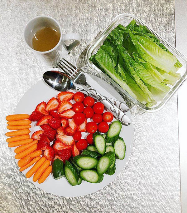 Sau khi sang Mỹ đính hôn, Phạm Hương rất chăm khoe điều này và dân mạng lại phát hiện điểm khác biệt bất ngờ