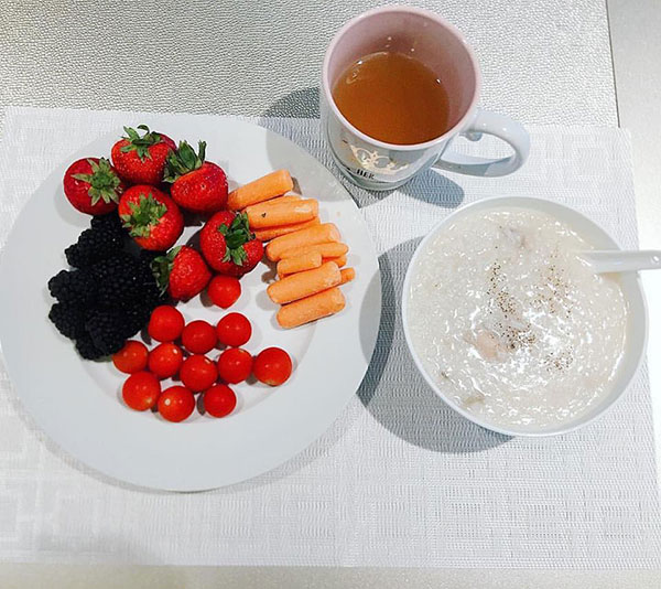 Sau khi sang Mỹ đính hôn, Phạm Hương rất chăm khoe điều này và dân mạng lại phát hiện điểm khác biệt bất ngờ