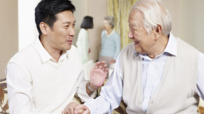 Đến nhà vợ ăn đám giỗ, chồng tôi bị bố vợ vác chổi đuổi thẳng vì một câu nói xấc láo