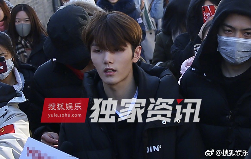 2 mỹ nam sinh năm 2001 gây bão ở lò nghệ thuật lớn nhất châu Á: Người con nhà nòi, người nổi nhất nhì Produce 101