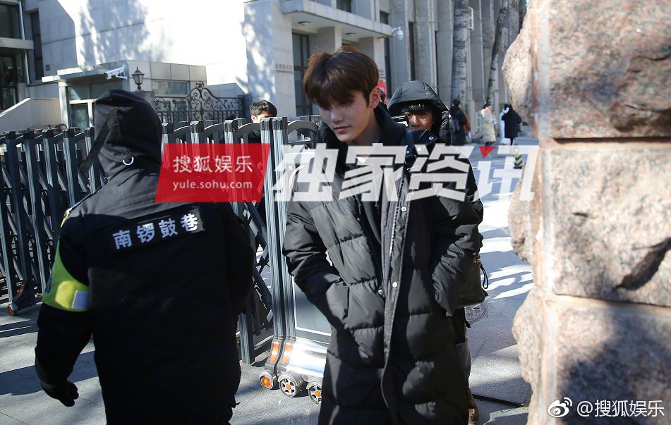 2 mỹ nam sinh năm 2001 gây bão ở lò nghệ thuật lớn nhất châu Á: Người con nhà nòi, người nổi nhất nhì Produce 101