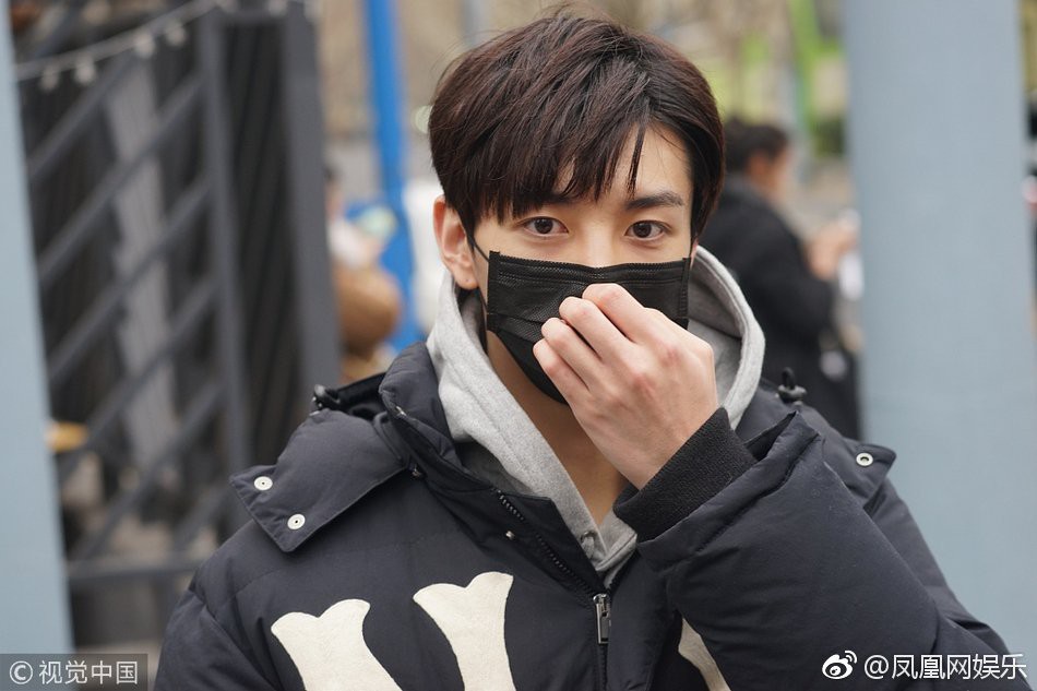 2 mỹ nam sinh năm 2001 gây bão ở lò nghệ thuật lớn nhất châu Á: Người con nhà nòi, người nổi nhất nhì Produce 101