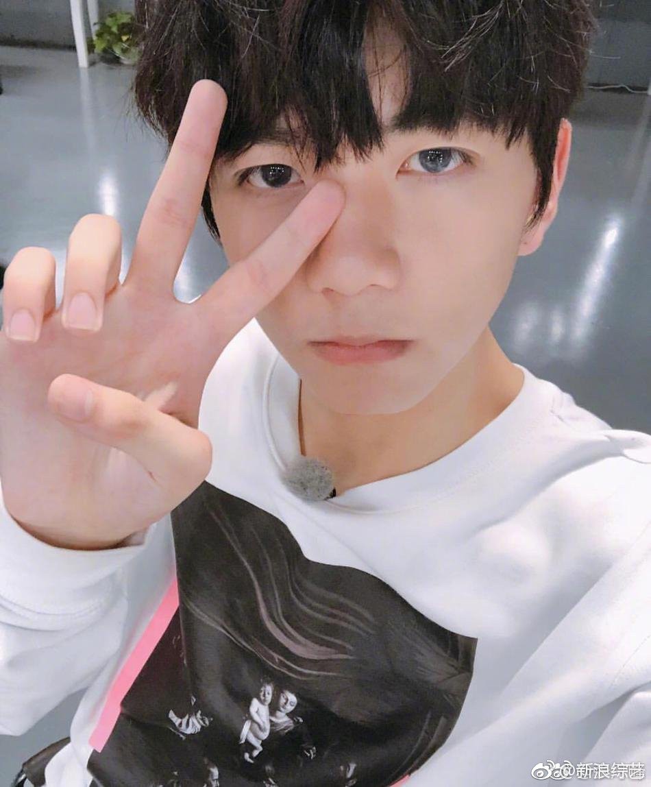 2 mỹ nam sinh năm 2001 gây bão ở lò nghệ thuật lớn nhất châu Á: Người con nhà nòi, người nổi nhất nhì Produce 101