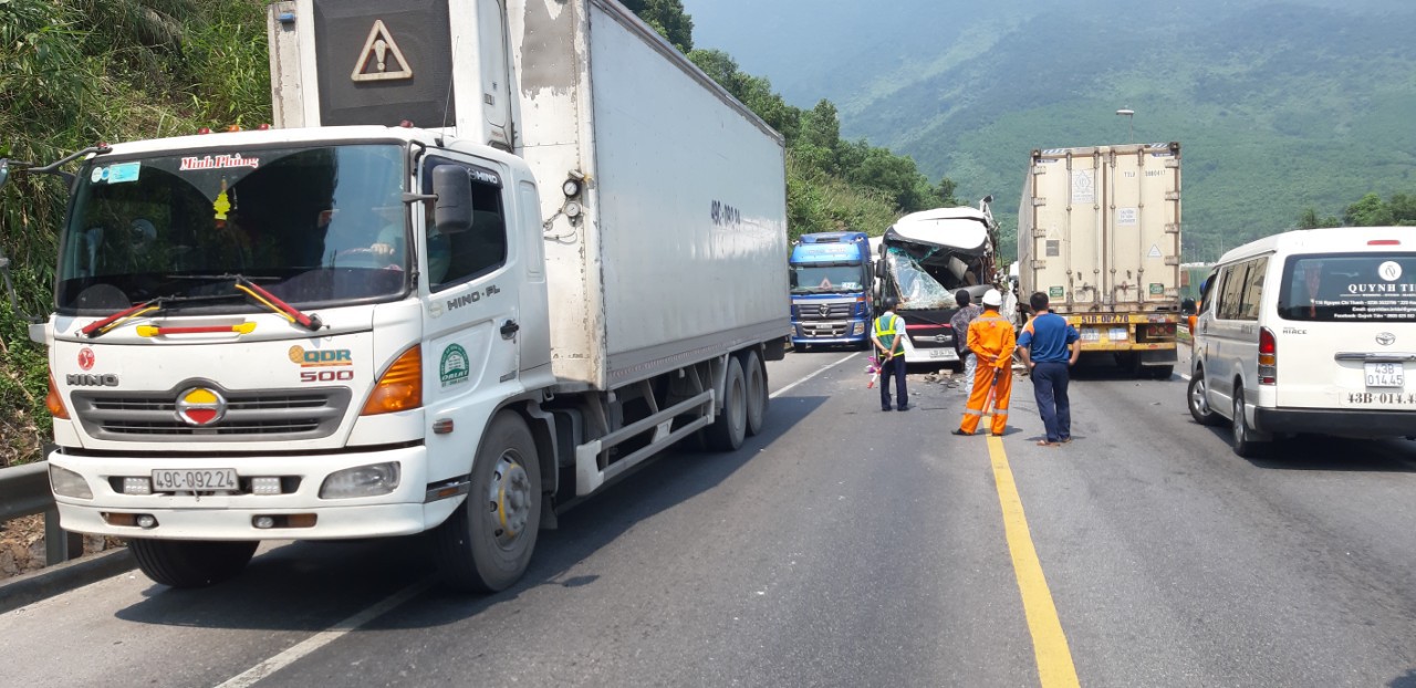 Nóng: Ô tô khách chở đoàn du lịch đấu đầu container, 11 người bị thương