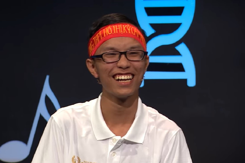 10X gây bão mạng với màn múa quạt tại Đường lên đỉnh Olympia là ai?