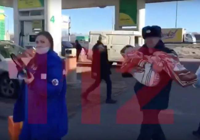 Bà mẹ ác quỷ quấn nilon vào đầu con trai rồi bỏ mặc trong rừng cả đêm, lý do khiến ai nghe thấy cũng giận run người